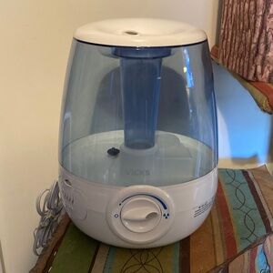 Vicks White and Blue Cool Mist Humidifier
